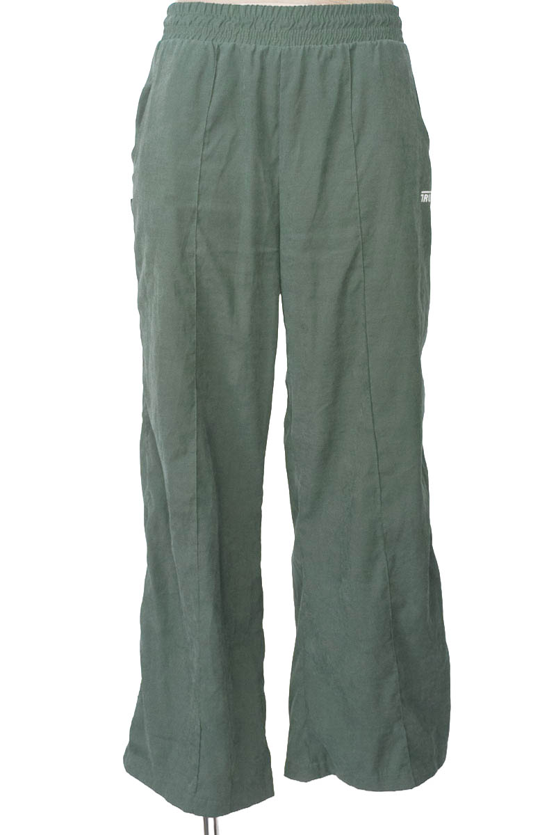 Pantalones color Verde - True