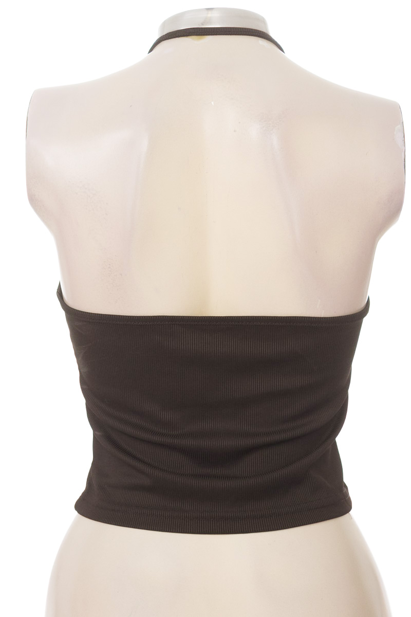 Top / Camiseta color Negro - Closeando