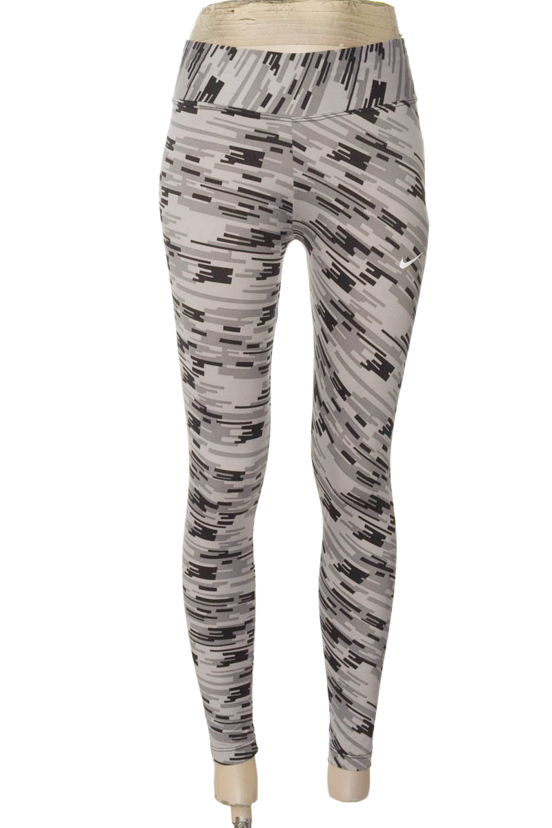 Ropa Deportiva / Salida de Baño color Gris - Closeando