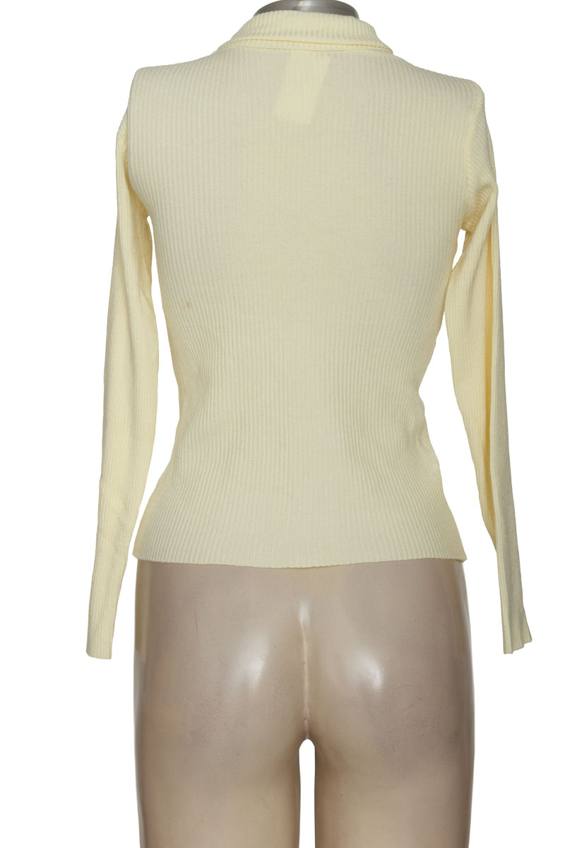 Sweater color Amarillo - Closeando