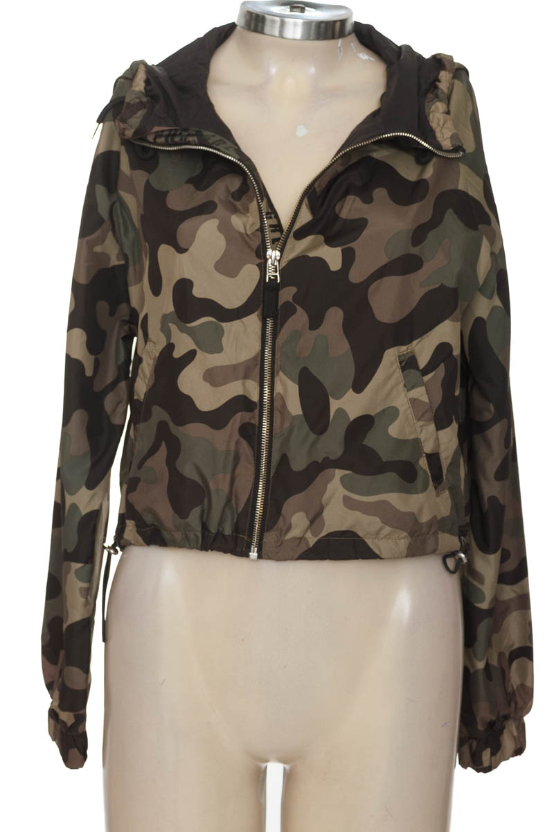 Chaqueta / Abrigo color Verde - Bershka