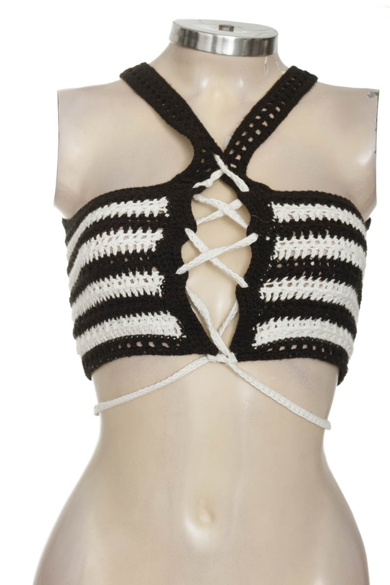 Top / Camiseta color Negro - Closeando