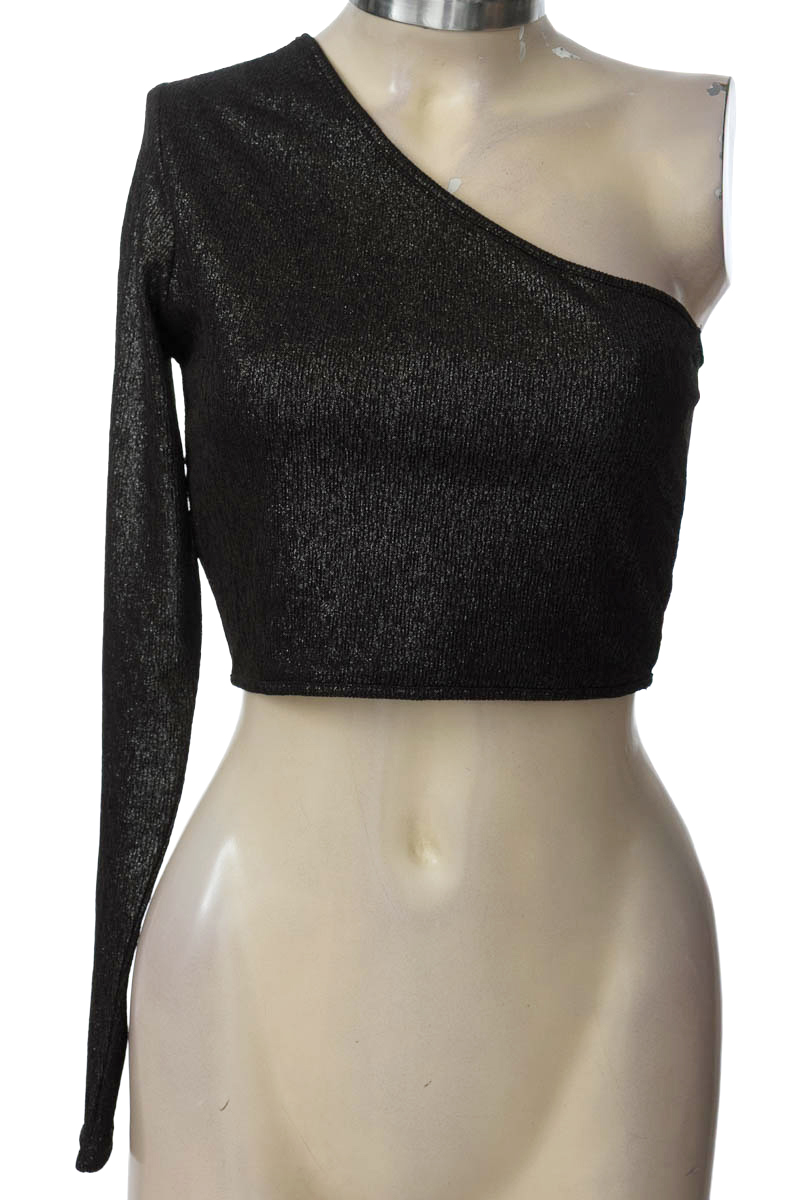 Top / Camiseta color Negro - Closeando