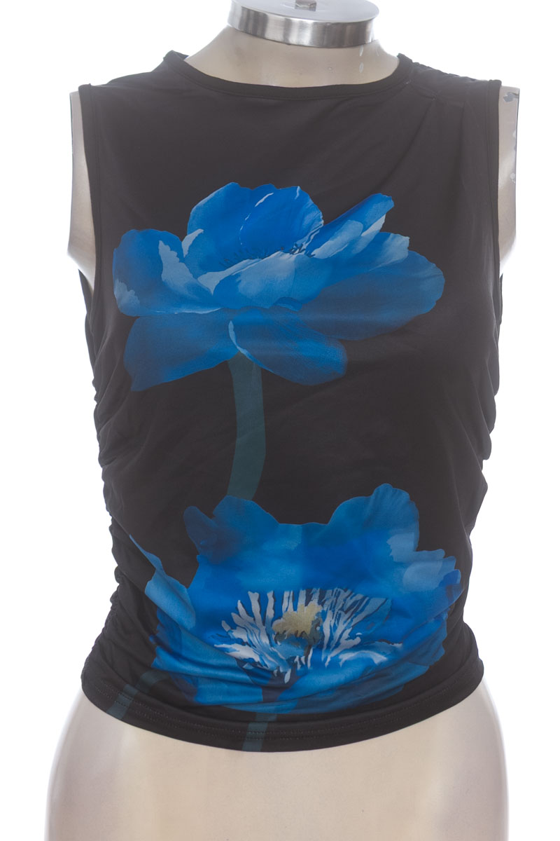 Top / Camiseta color Negro - Closeando