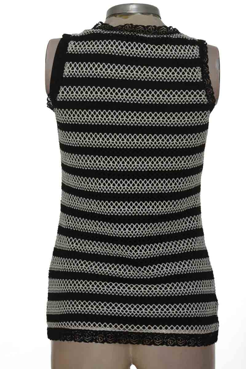 Top / Camiseta color Negro - Suzy Shier