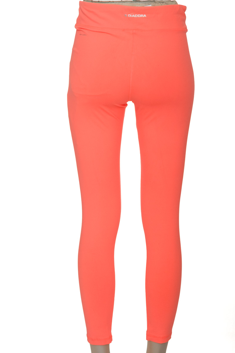 Ropa Deportiva / Salida de Baño color Fucsia - Diadora