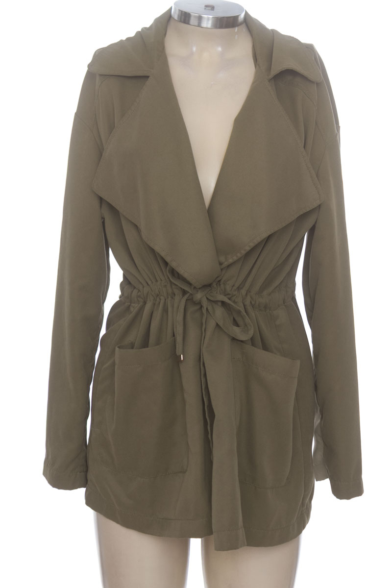 Chaqueta / Abrigo color Verde - Stradivarius