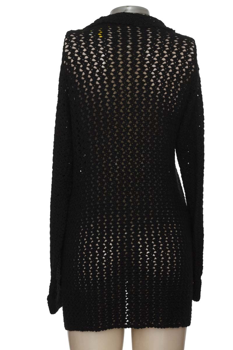 Sweater color Negro - Closeando