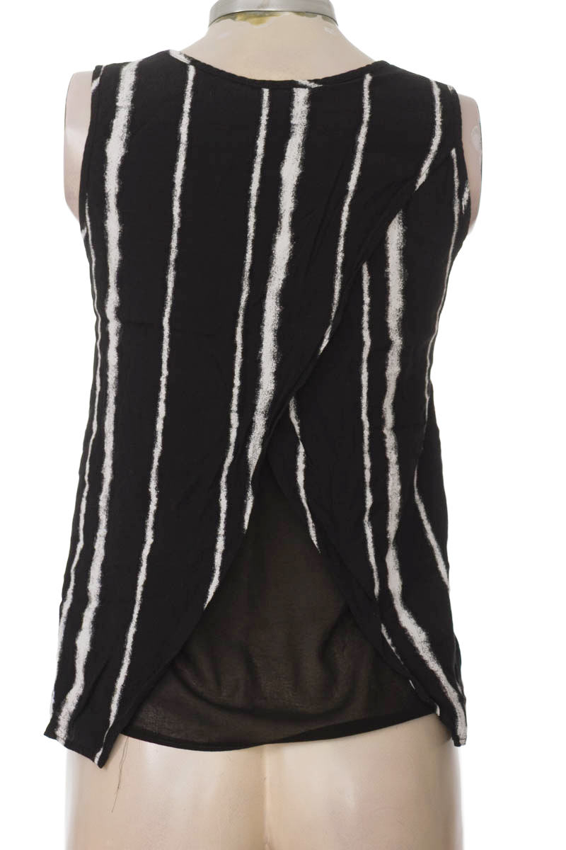 Top / Camiseta color Negro - MNG