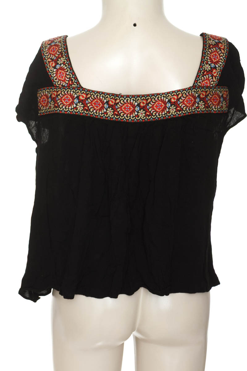 Top / Camiseta color Negro - ELA