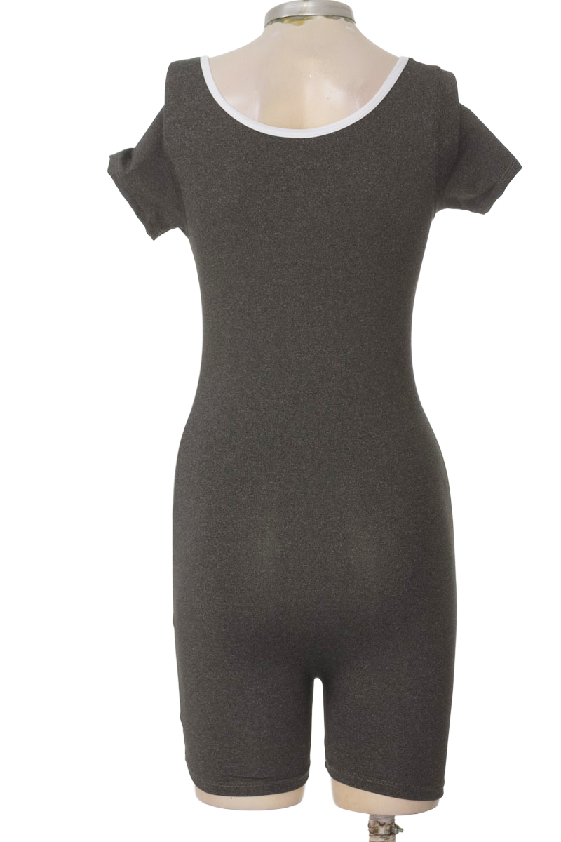 Ropa Deportiva / Salida de Baño color Gris - Closeando