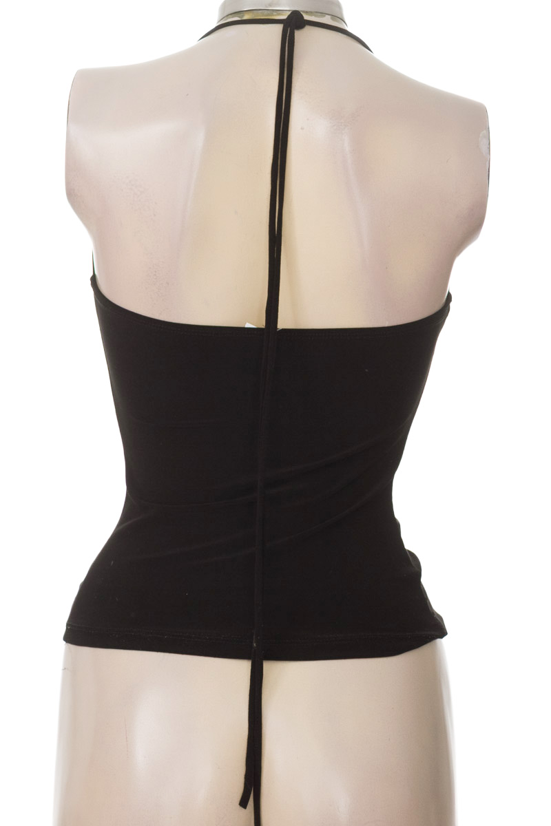 Top / Camiseta color Negro - Closeando