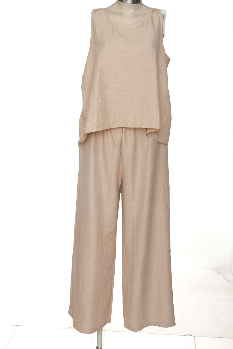 Vestido / Enterizo color Beige - Closeando