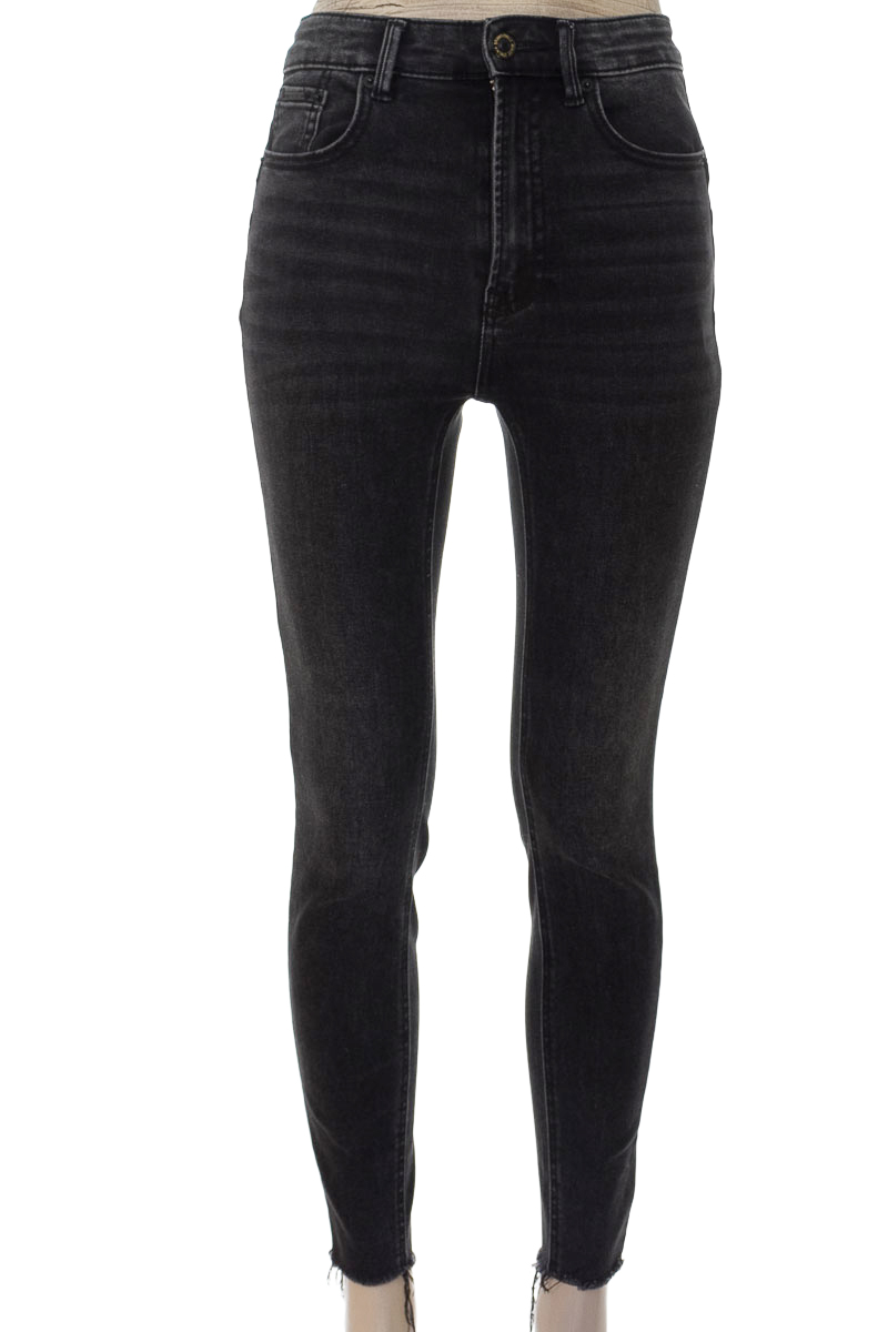 Pantalones color Negro - Stradivarius