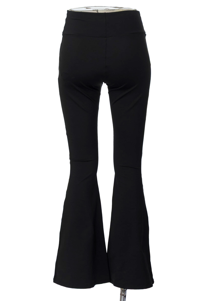 Ropa Deportiva / Salida de Baño color Negro - Closeando