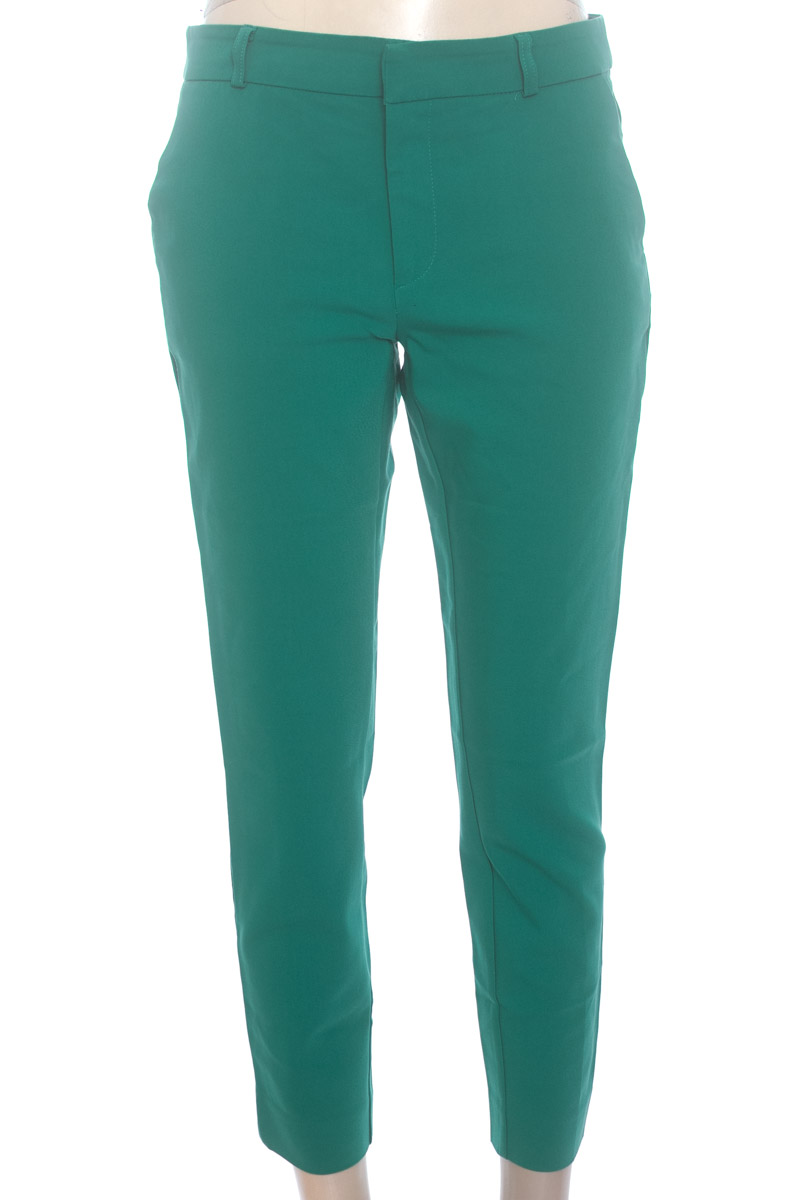 Pantalones color Verde - Stradivarius