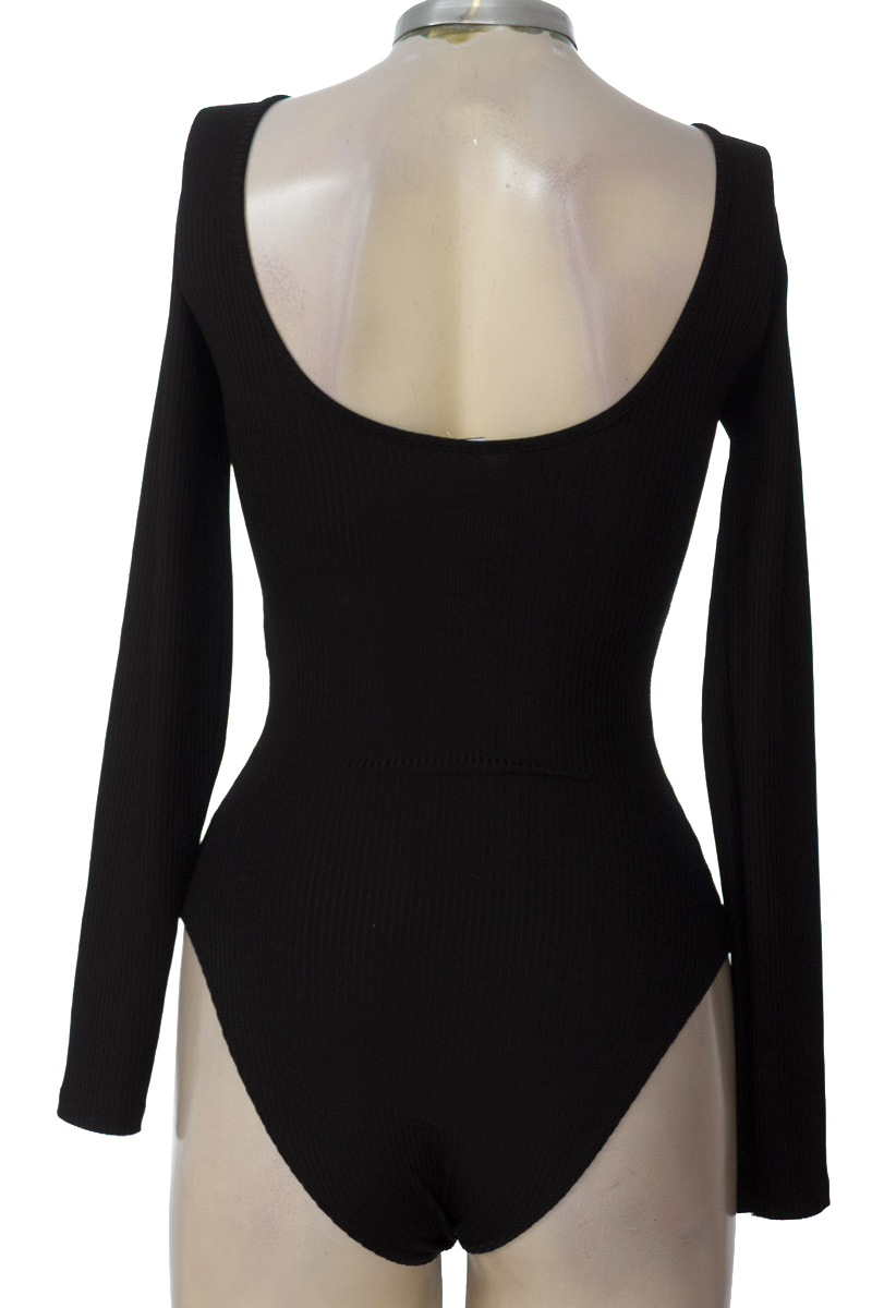 Top / Camiseta color Negro - Closeando