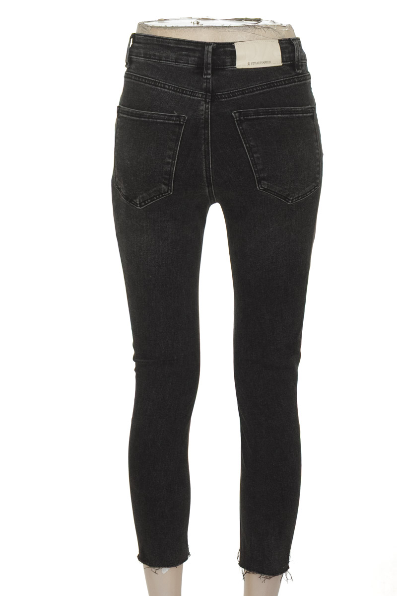 Pantalones color Negro - Stradivarius
