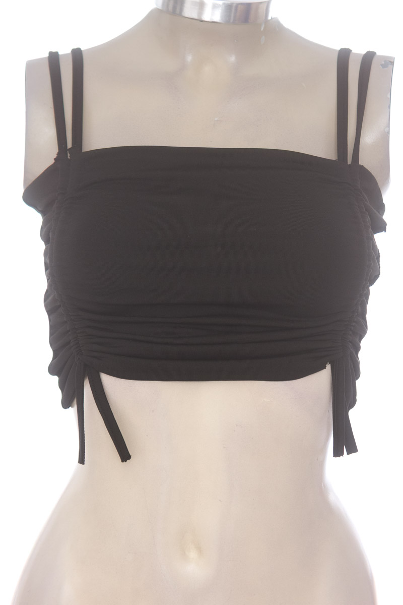 Top / Camiseta color Negro - Closeando