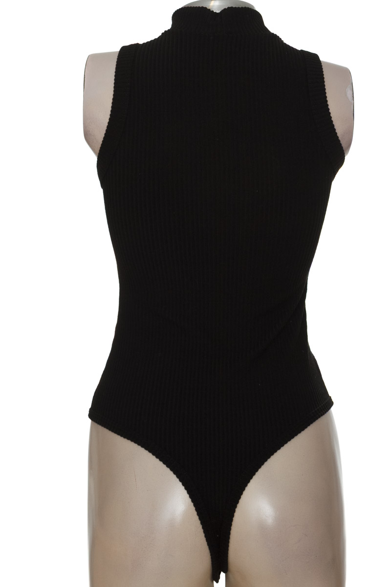 Top / Camiseta color Negro - Closeando