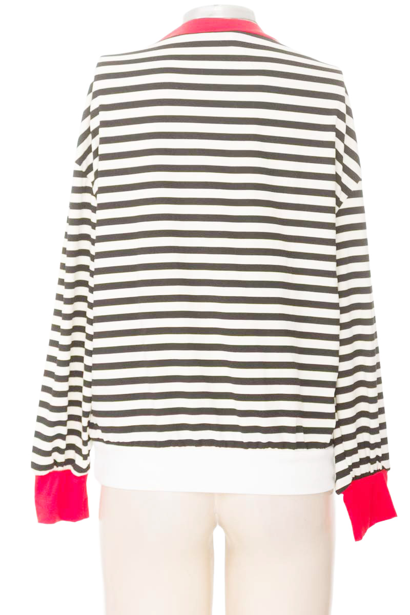 Sweater color Negro - Closeando