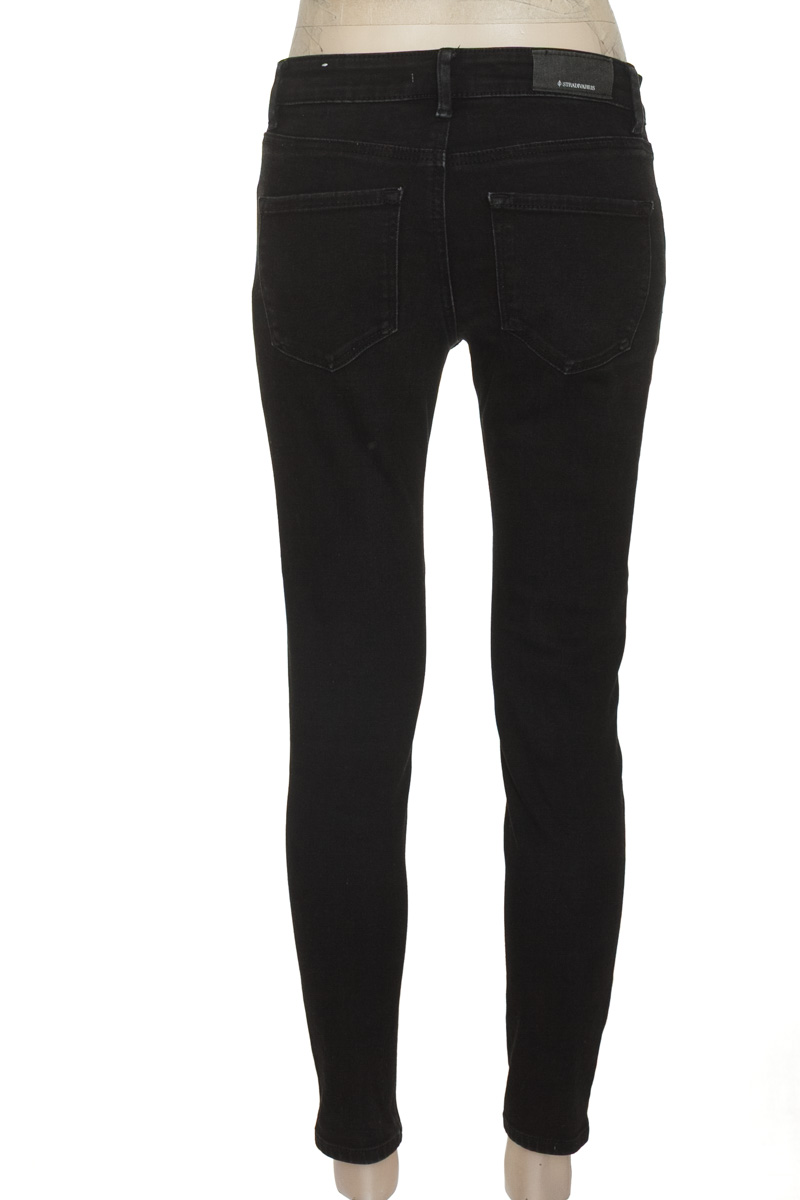 Pantalones color Negro - Stradivarius