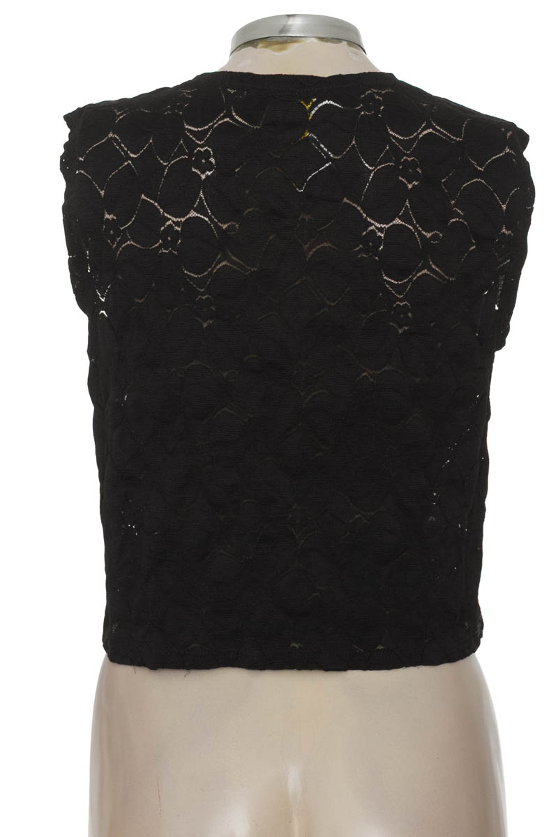 Top / Camiseta color Negro - Closeando