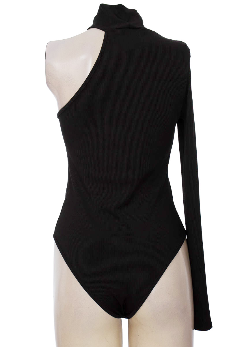 Top / Camiseta color Negro - Closeando