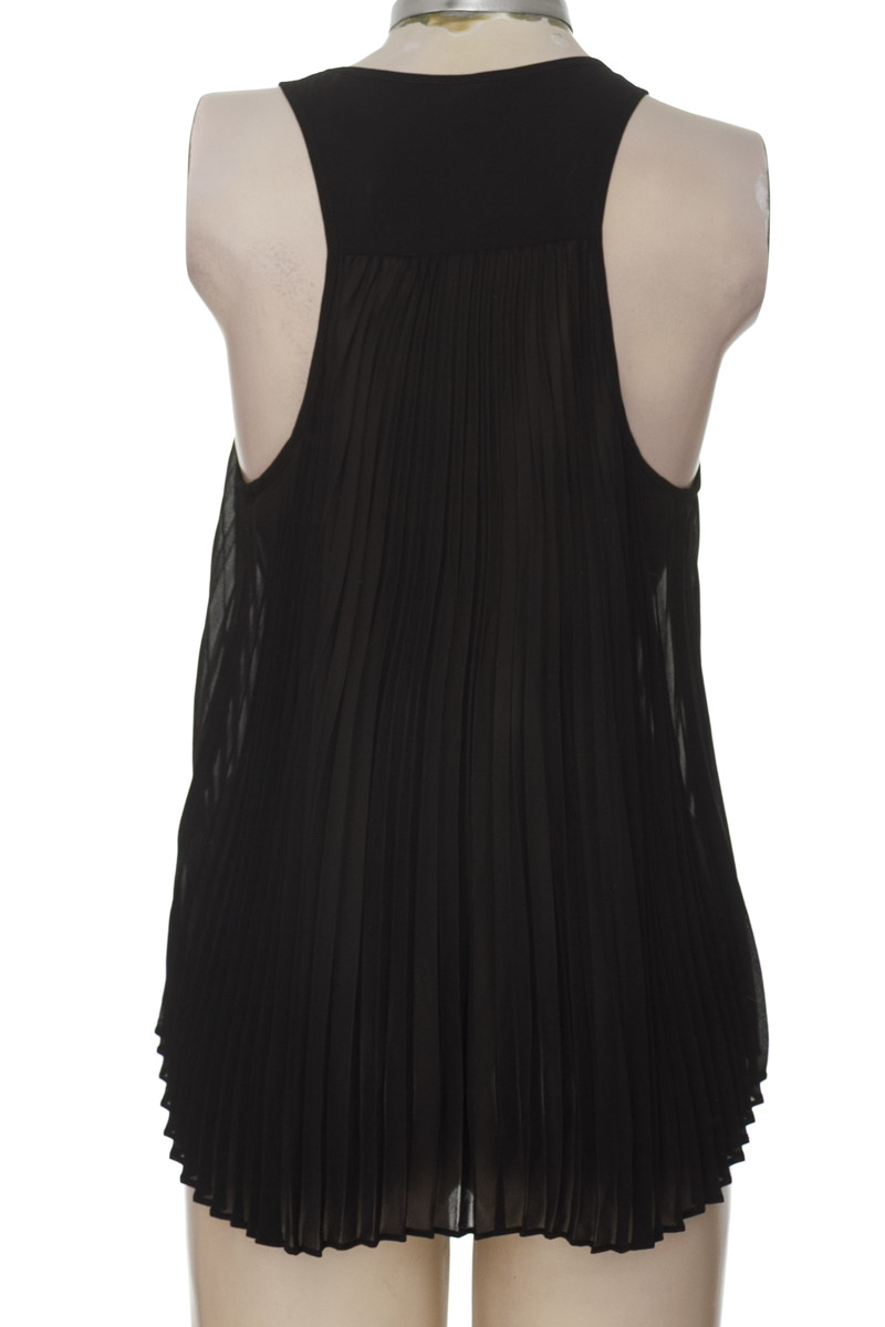Top / Camiseta color Negro - NAF NAF