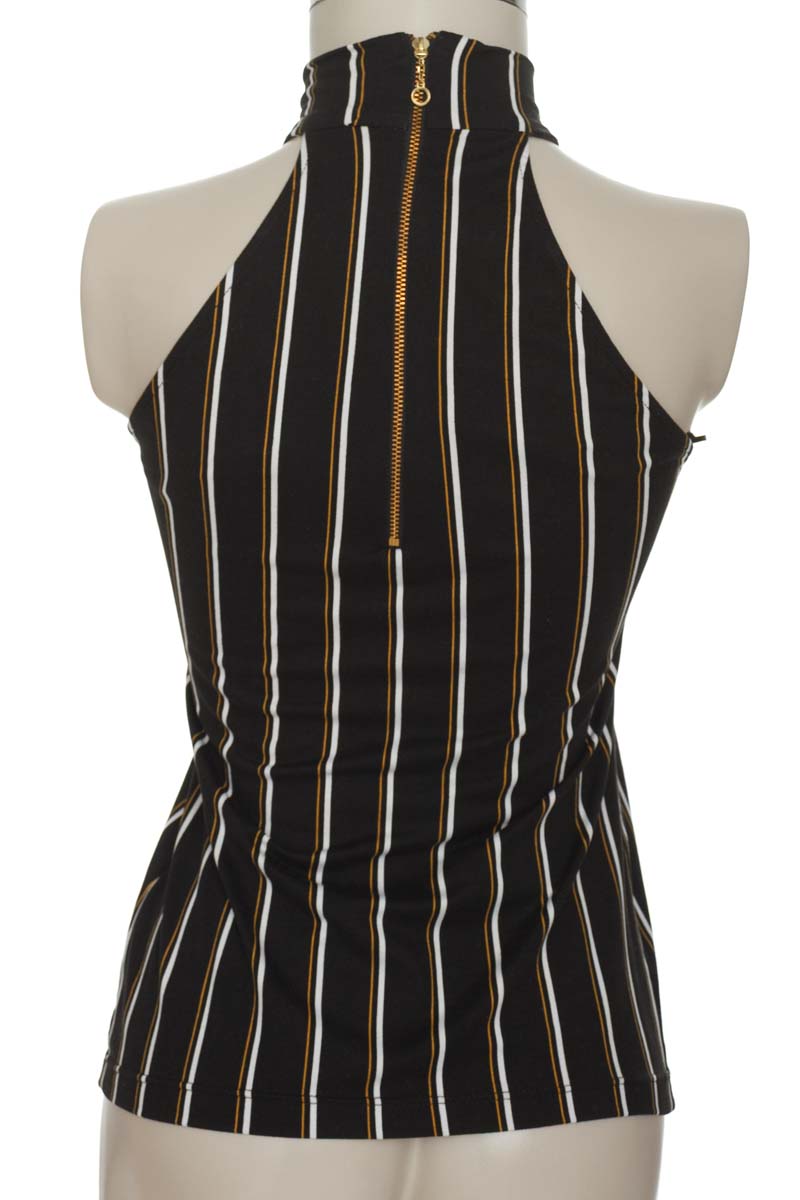 Top / Camiseta color Negro - Closeando