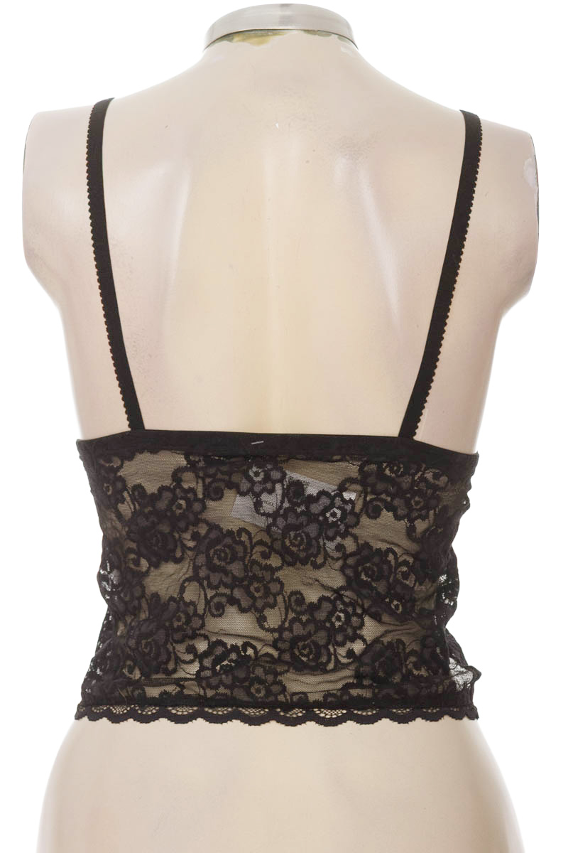 Top / Camiseta color Negro - Closeando