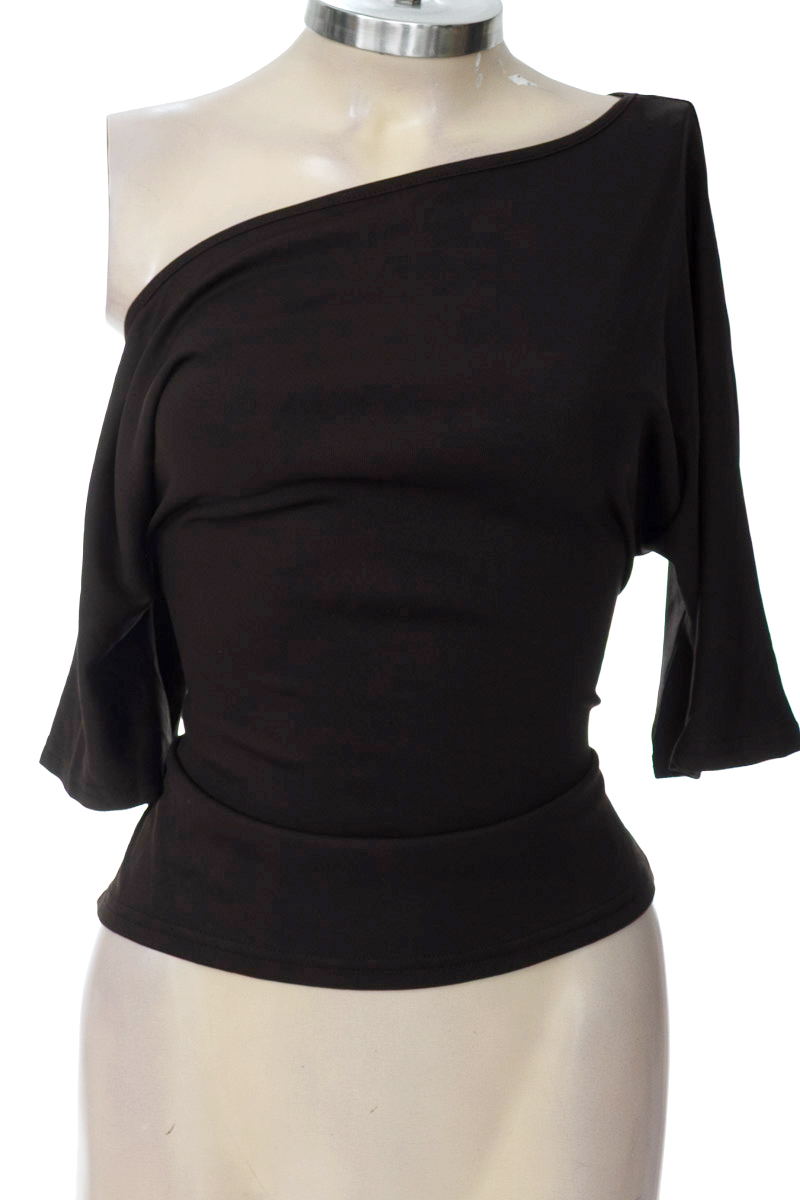 Top / Camiseta color Negro - Closeando