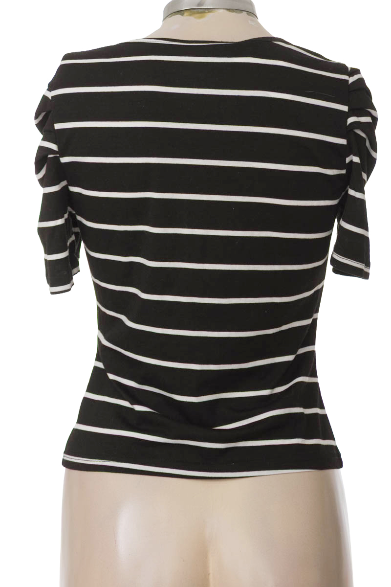 Top / Camiseta color Negro - Closeando