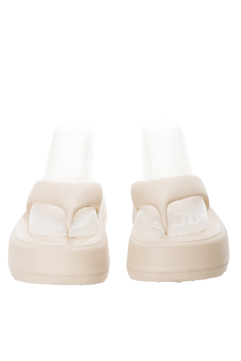 Zapatos color Beige - Closeando