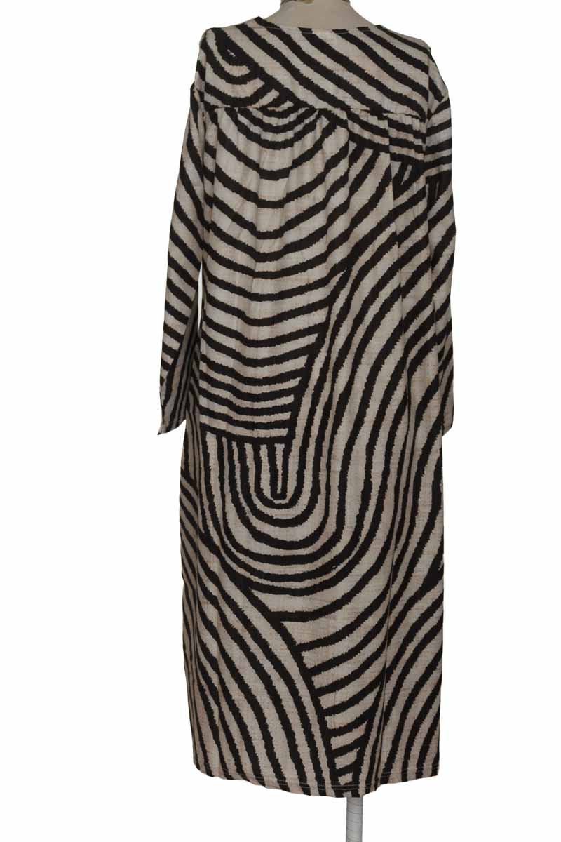Vestido / Enterizo color Beige - Closeando