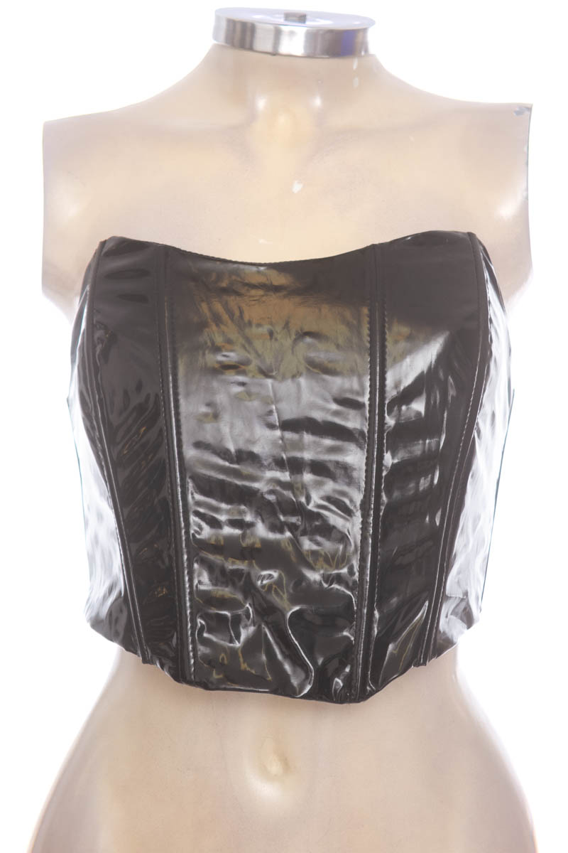 Top / Camiseta color Negro - Closeando