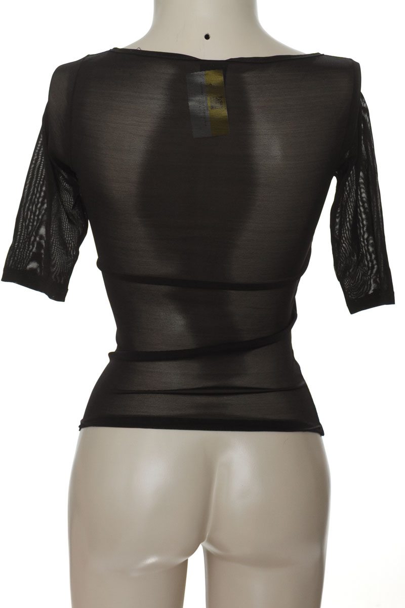 Top / Camiseta color Negro - Closeando