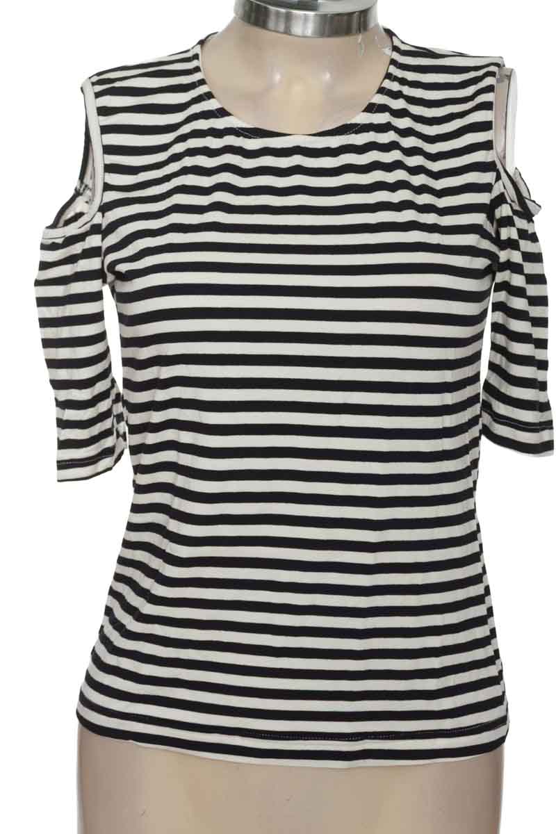 Top / Camiseta color Negro - Closeando