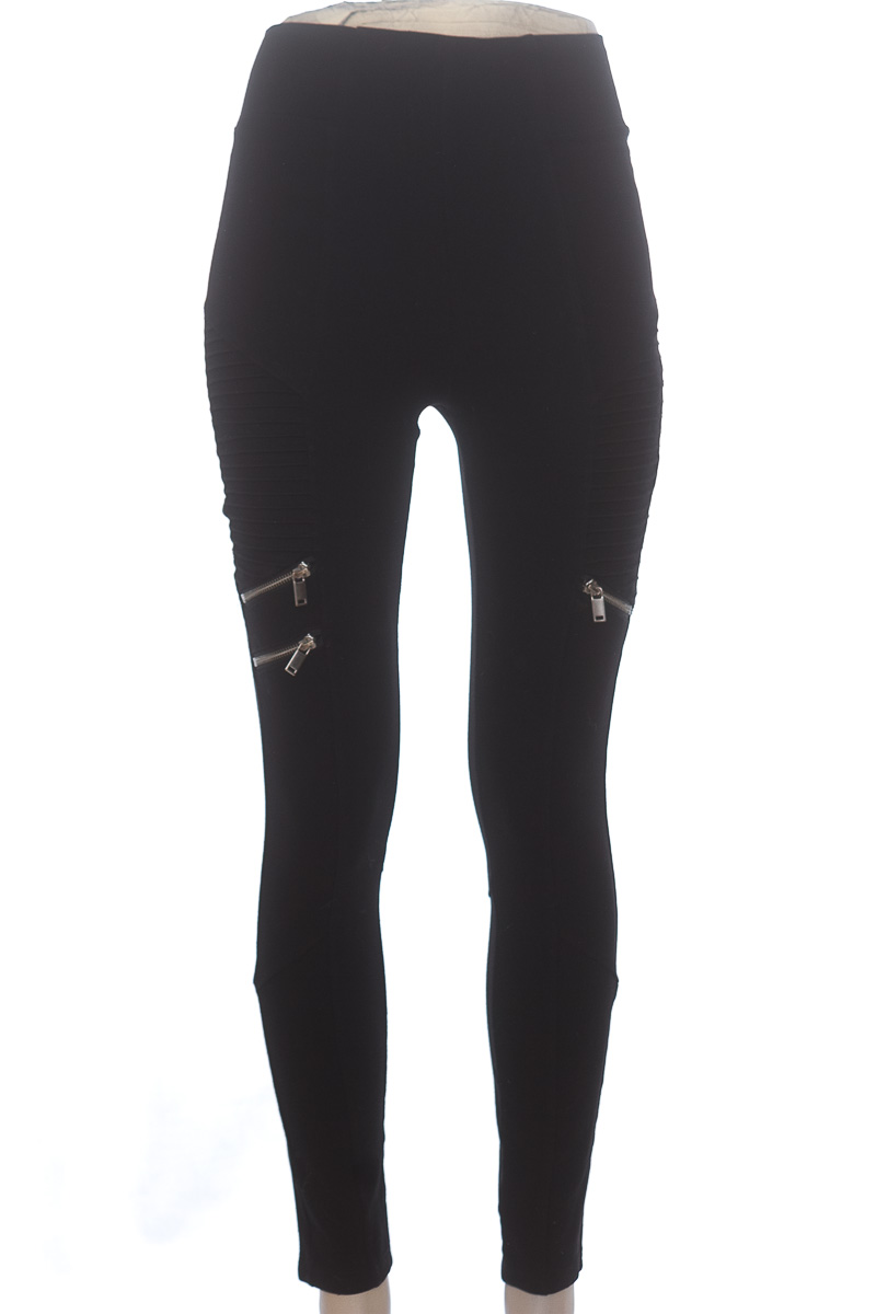 Pantalones color Negro - Stradivarius