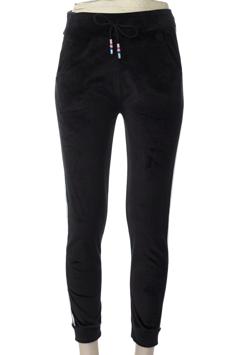 Ropa Deportiva / Salida de Baño color Negro - Closeando