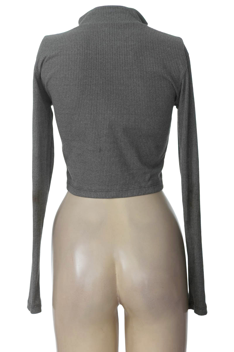 Sweater color Gris - Closeando