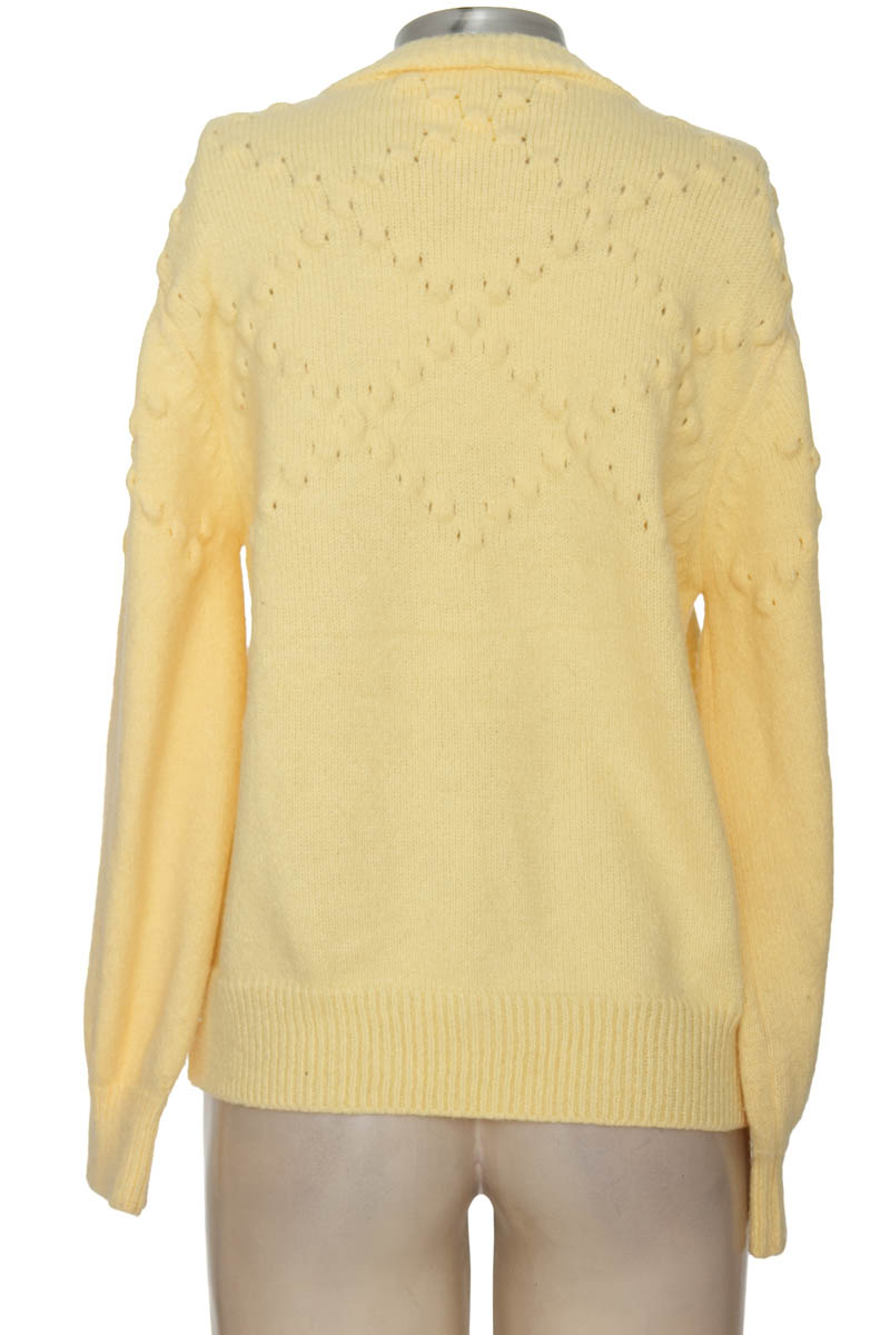Sweater color Amarillo - Closeando