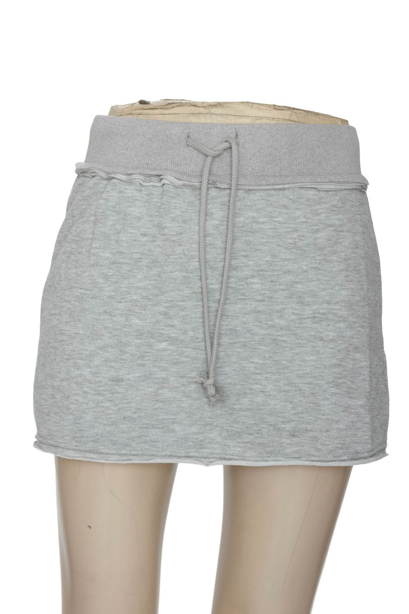 Ropa Deportiva / Salida de Baño color Gris - Closeando
