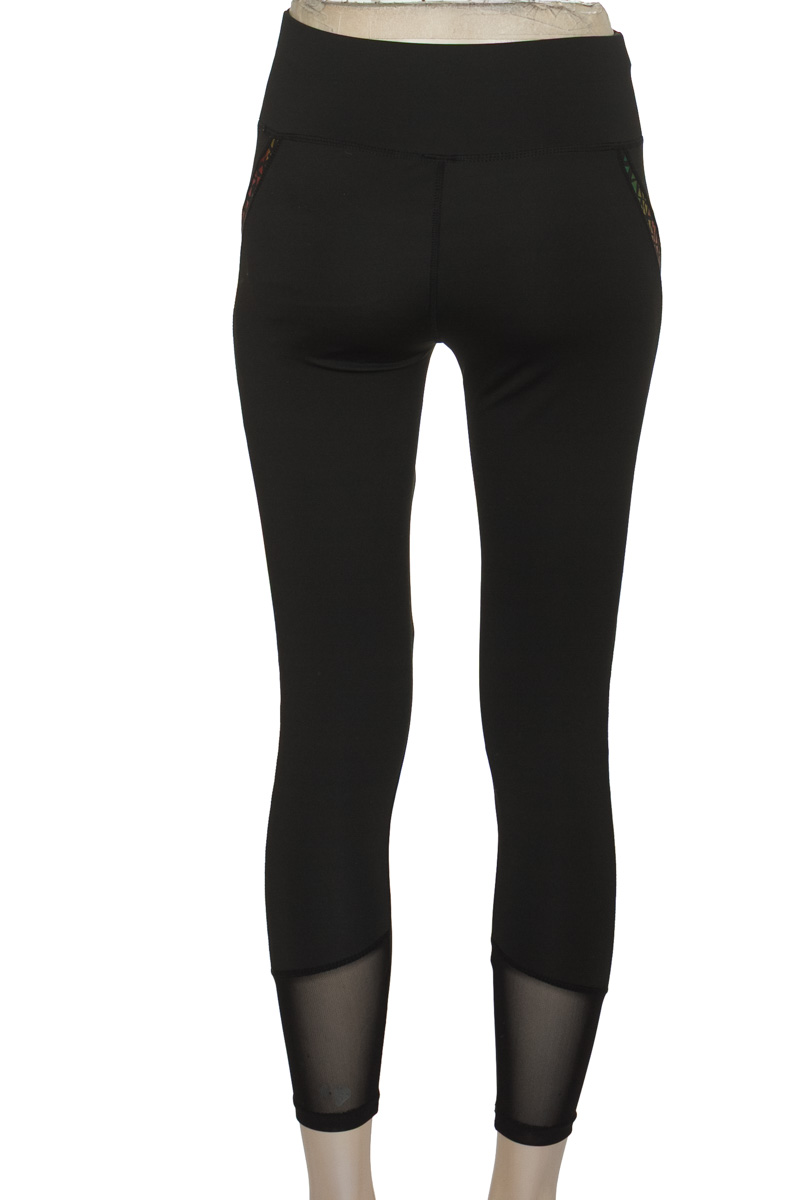 Ropa Deportiva / Salida de Baño color Negro - Closeando