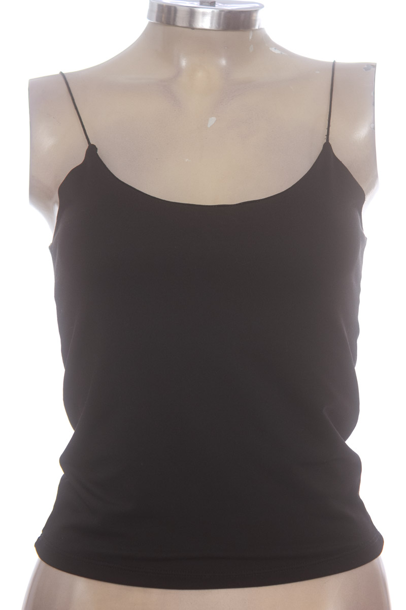 Top / Camiseta color Negro - Closeando