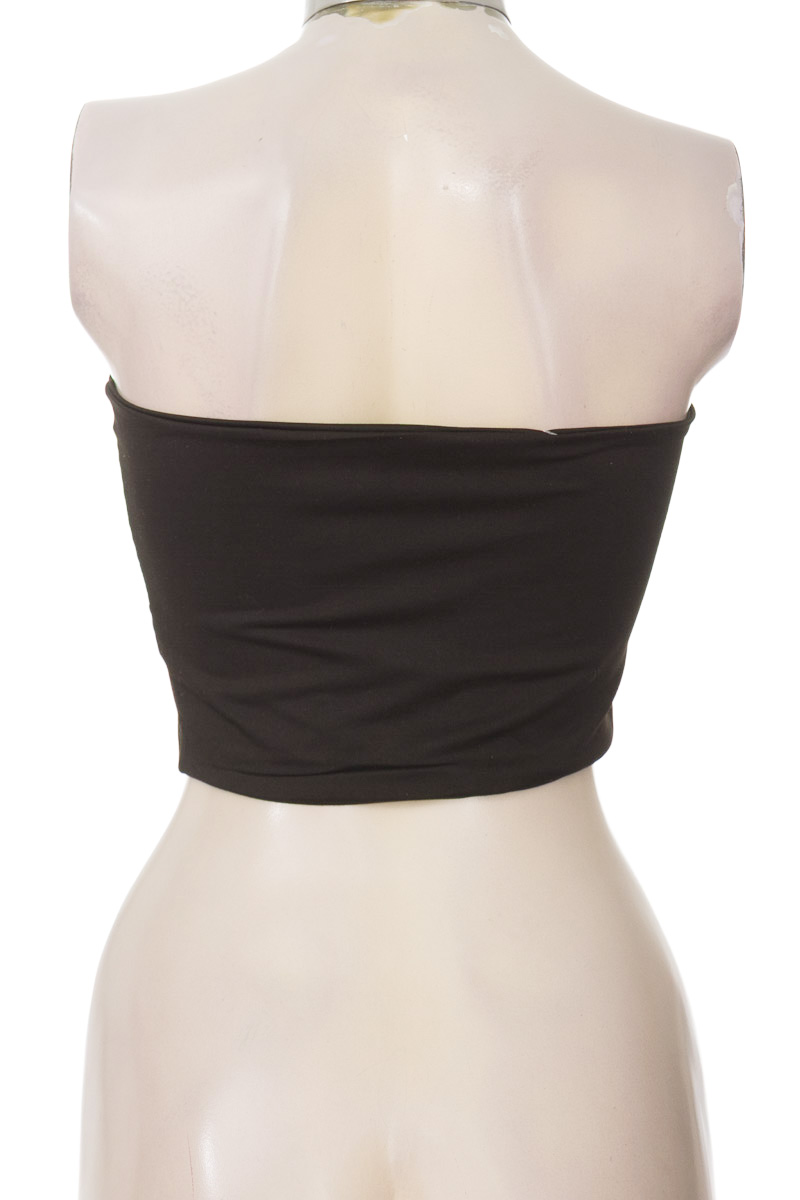 Top / Camiseta color Negro - Closeando