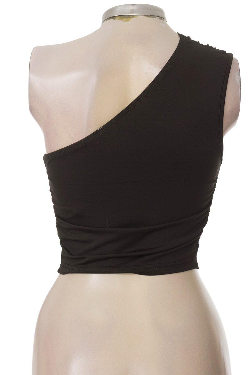 Top / Camiseta color Negro - Closeando