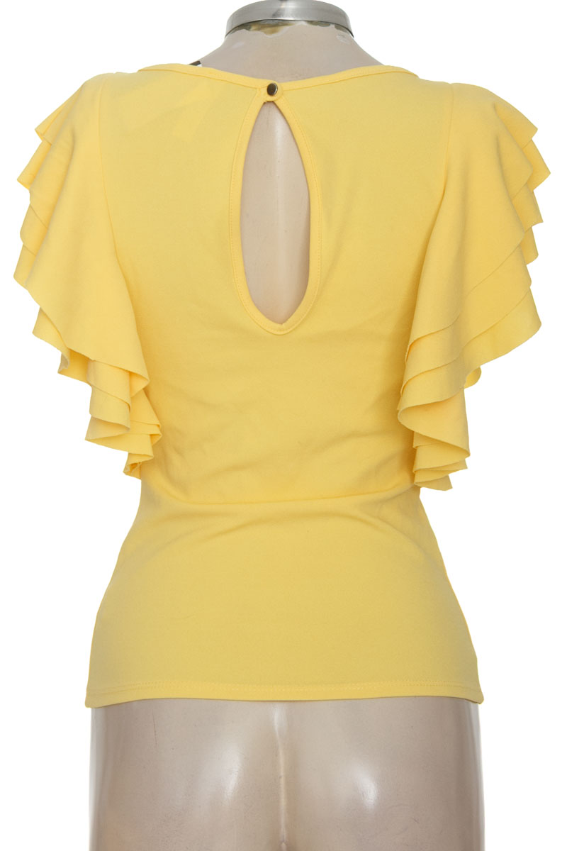 Top / Camiseta color Amarillo - Closeando