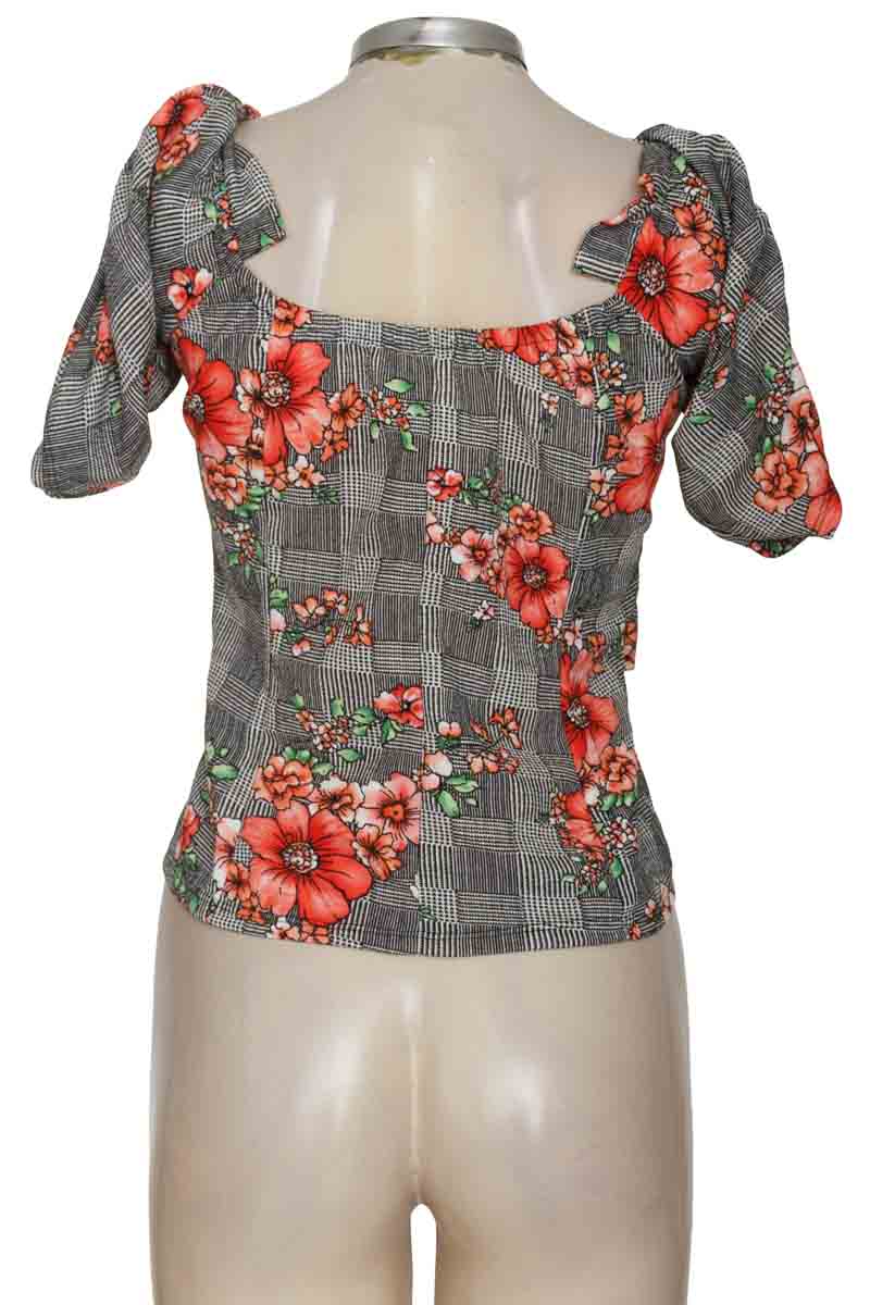Top / Camiseta color Negro - Closeando