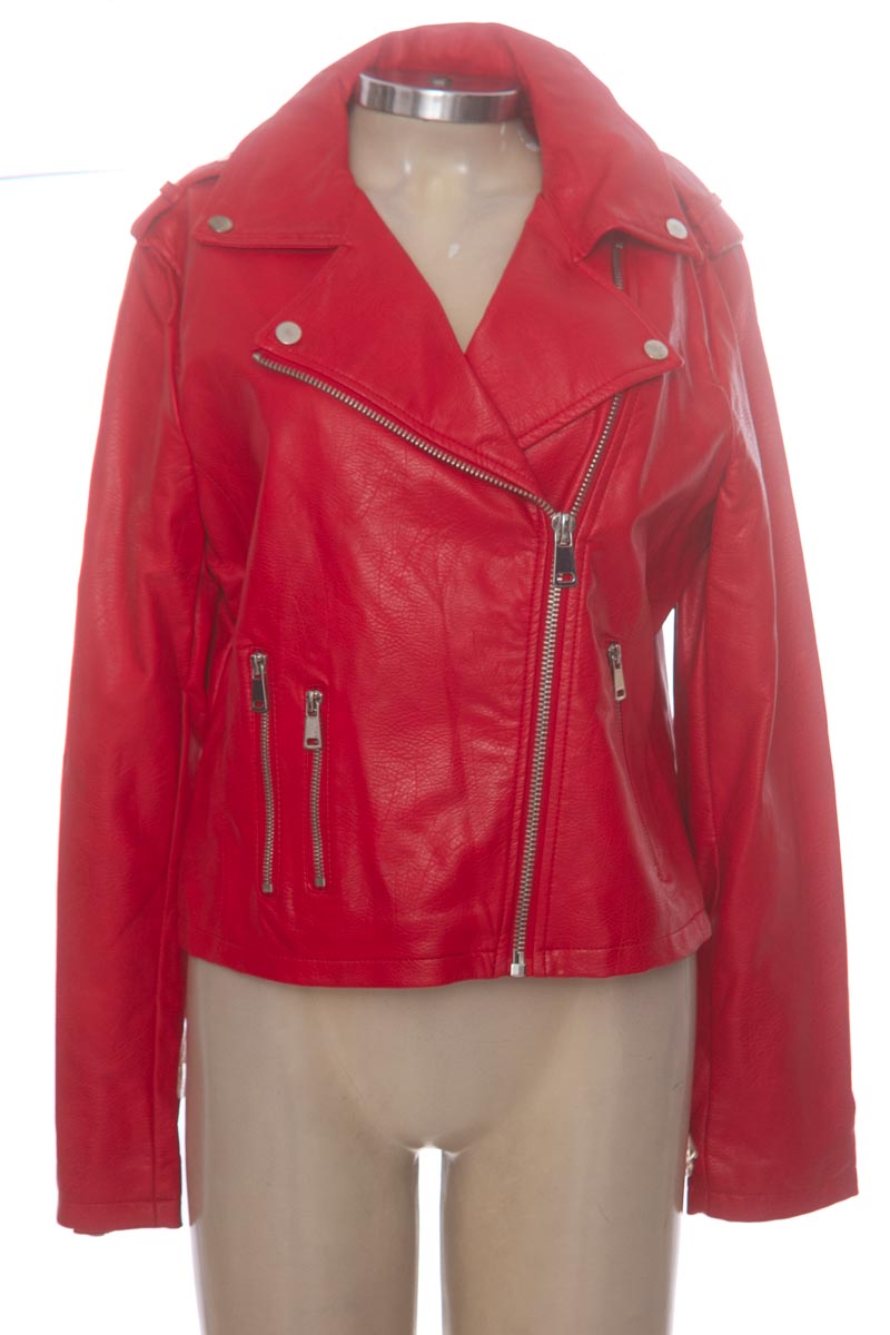 Chaqueta / Abrigo color Rojo - Stradivarius